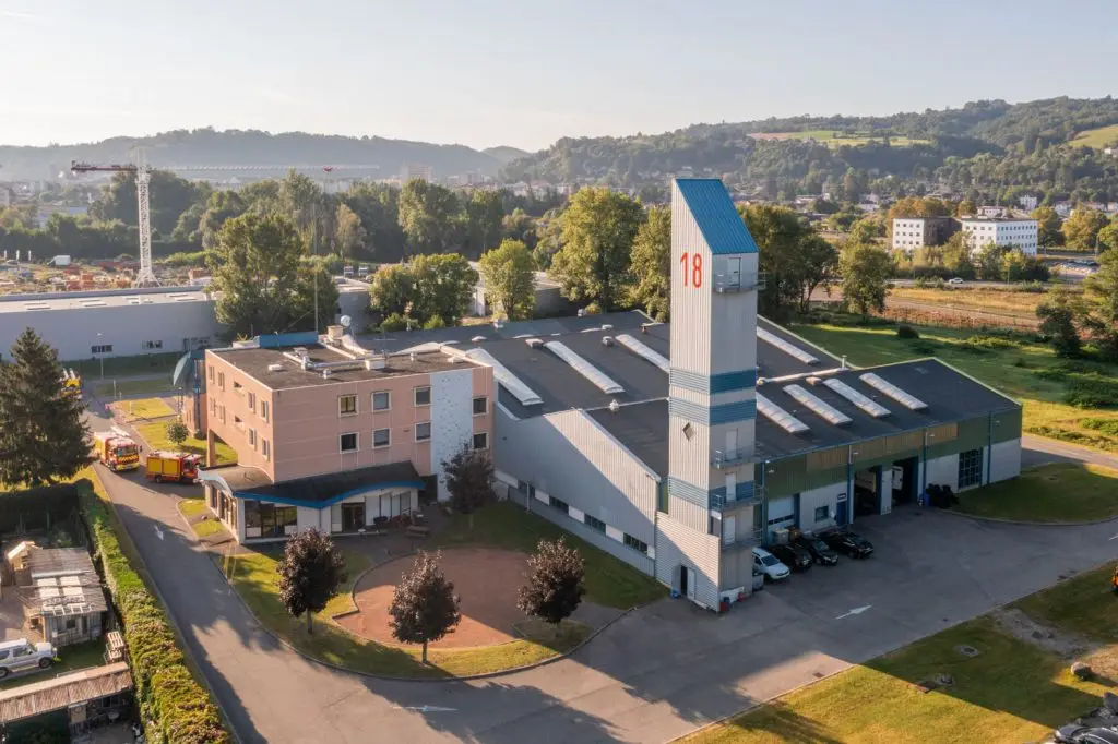 Vue aérienne au drone en hauteur des bâtiments et camions de la caserne des pompiers, par Vincent Delesvaux, photographe et vidéaste à Lyon
