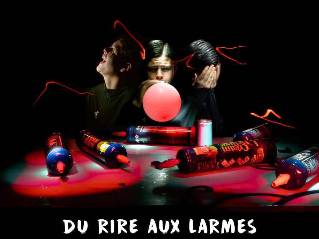 Un adolescent gonfle un ballon de gaz, par Vincent Delesvaux, photographe et vidéaste à Lyon.