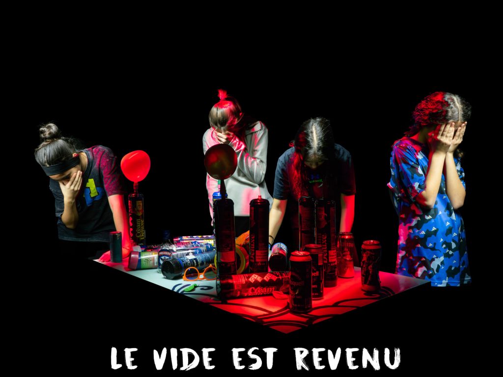 Quatre adolescents se cachant le visage de honte ou de regret autour d'une table remplie de bonbonnes de gaz, Vincent Delesvaux, photographe vidéaste