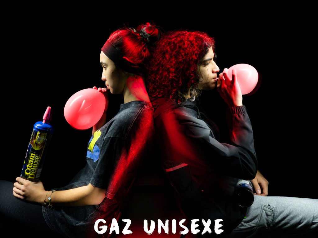 Portrait de deux jeunes dos à dos gonflant des ballons de gaz hilarant sous une lumière rouge, Vincent Delesvaux, photographe vidéaste