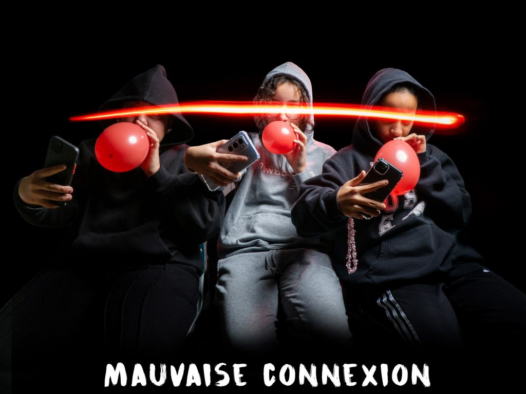 Trois adolescents en sweat à capuche fixant leurs smartphones tout en inhalant des ballons de gaz, Vincent Delesvaux, photographe vidéaste
