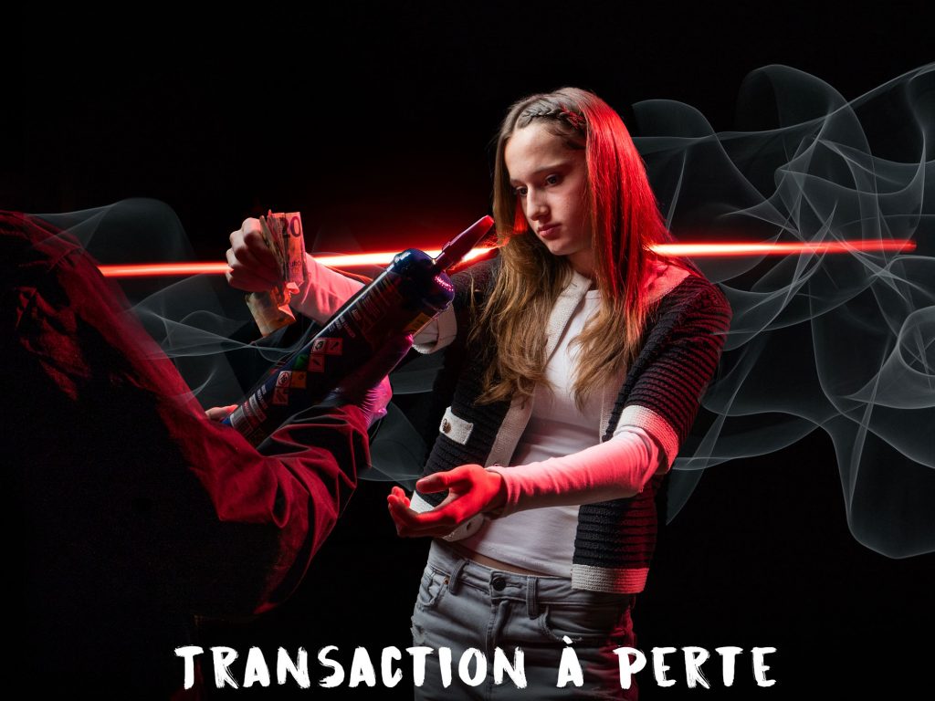 Jeune fille échangeant de l'argent contre une bouteille de protoxyde d'azote dans l'obscurité, Vincent Delesvaux, photographe vidéaste