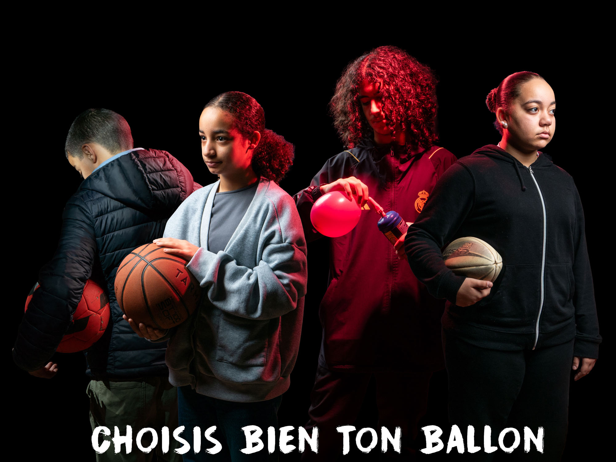 Groupe de jeunes tenant des ballons de sport face à un adolescent qui gonfle un ballon de protoxyde d'azote, Vincent Delesvaux, photographe vidéaste