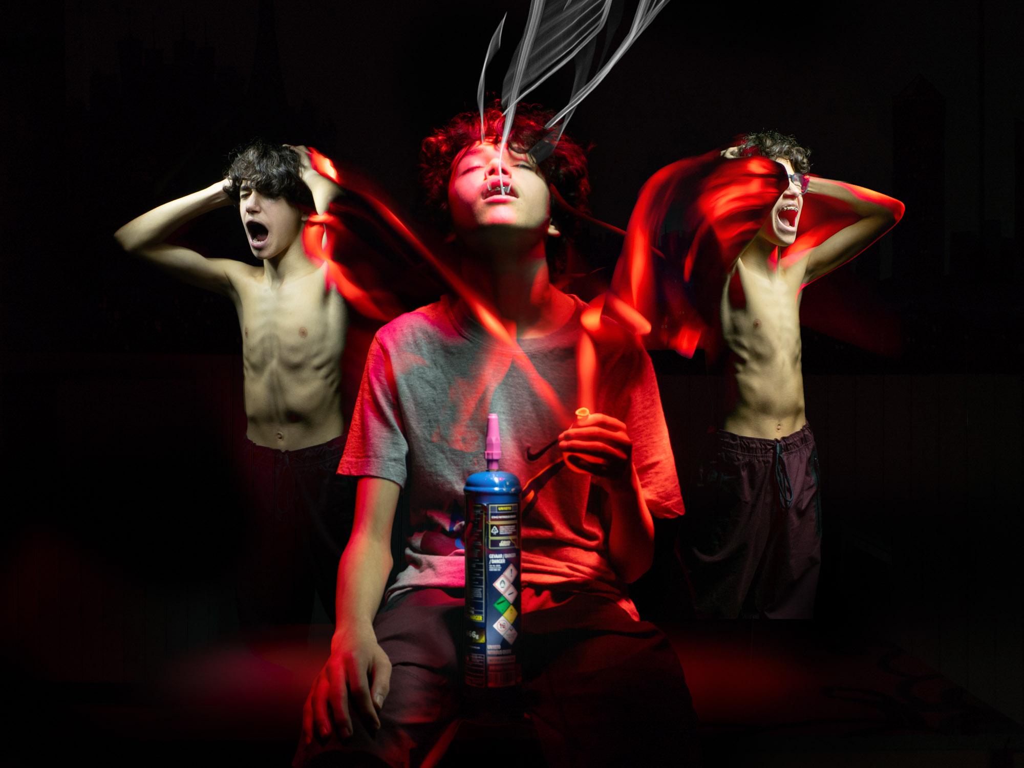 Effet light painting de démultiplication d'un adolescent hurlant de douleur ou de folie avec du gaz, Vincent Delesvaux, photographe vidéaste