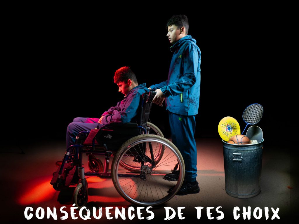 Adolescent en fauteuil roulant poussé par son double à côté d'une poubelle remplie d'affaires de sport, Vincent Delesvaux, photographe vidéaste