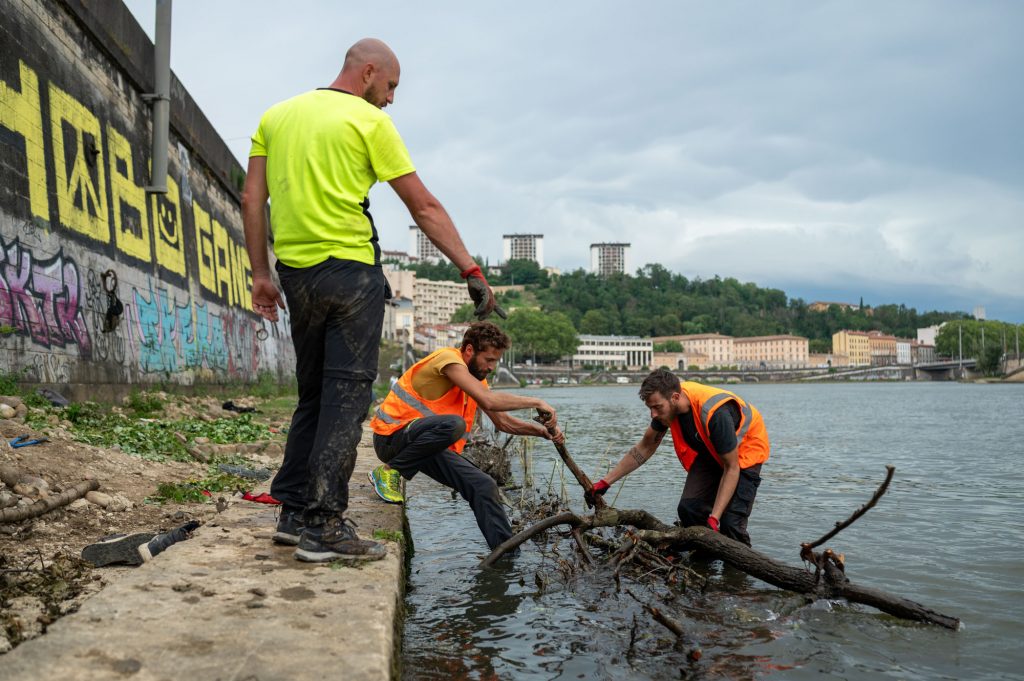 Opérateur mettant en eau la végétation sur une berge du quai à Lyon – Vincent Delesvaux, photographe vidéaste