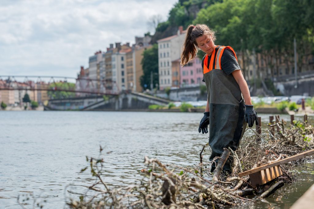 Victorine de Lachaise installant un module végétalisé face à la ville de Lyon – Vincent Delesvaux, photographe vidéaste