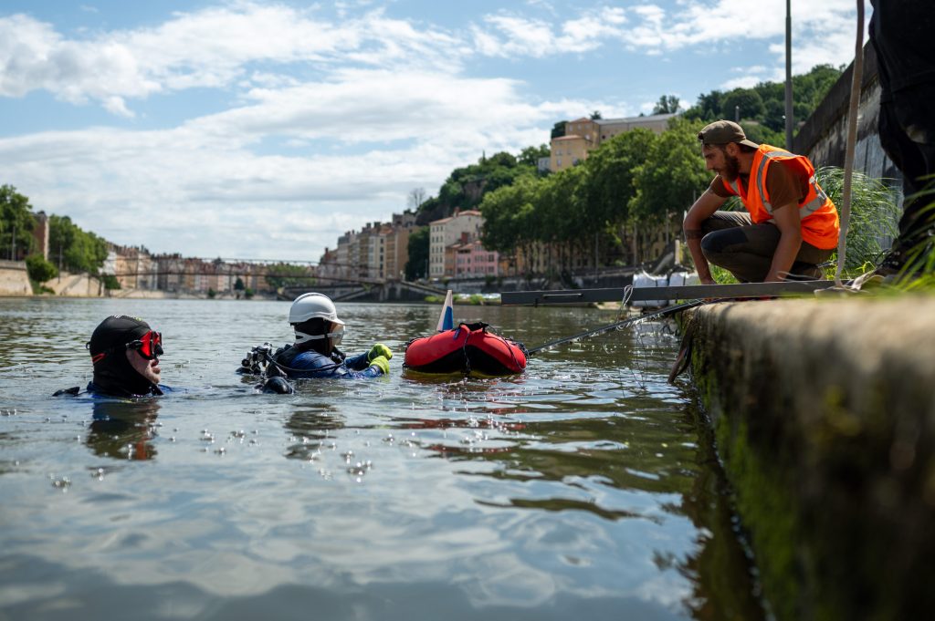 Équipe de plongeurs travaillant dans la Saône au quai Pierre-Scize à Lyon – Vincent Delesvaux, photographe vidéaste