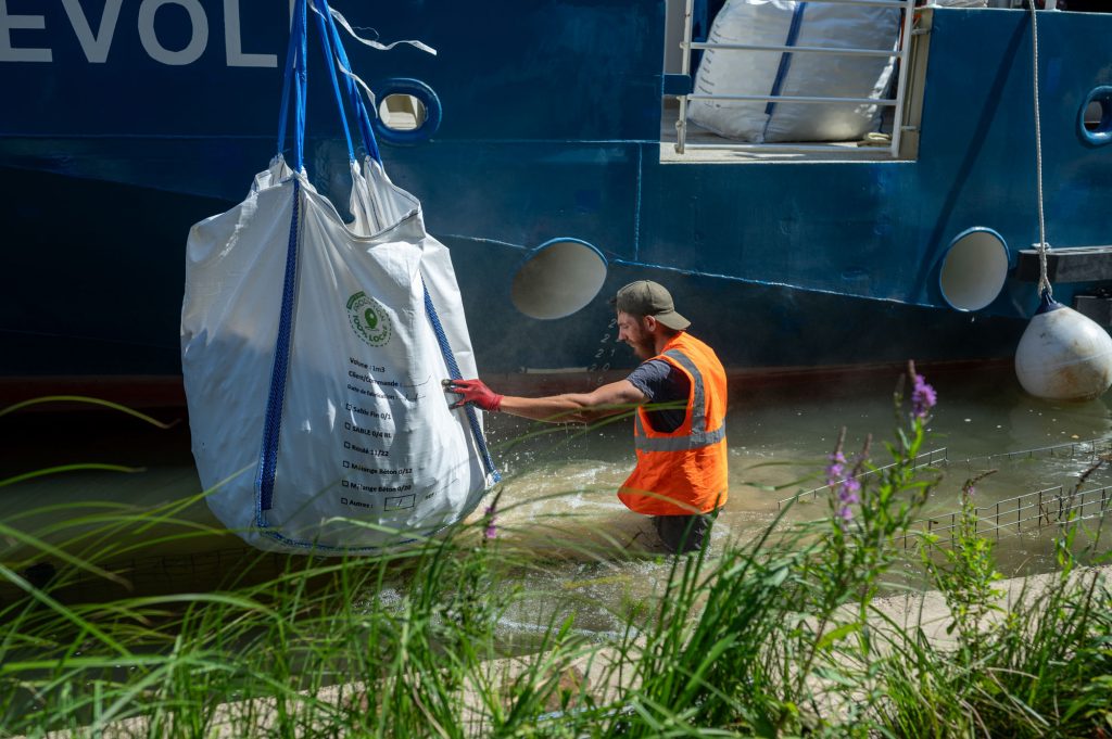 Remplissage des gabion en bateau electrique ecofluv